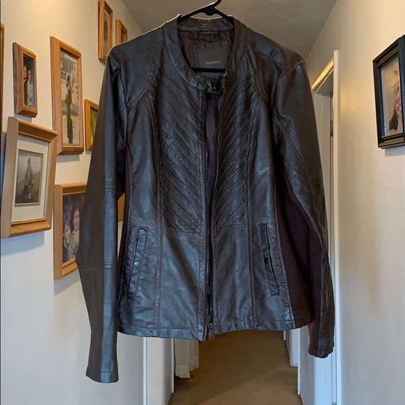 Short fitted faux leather jacket - Picture 1 of 3
